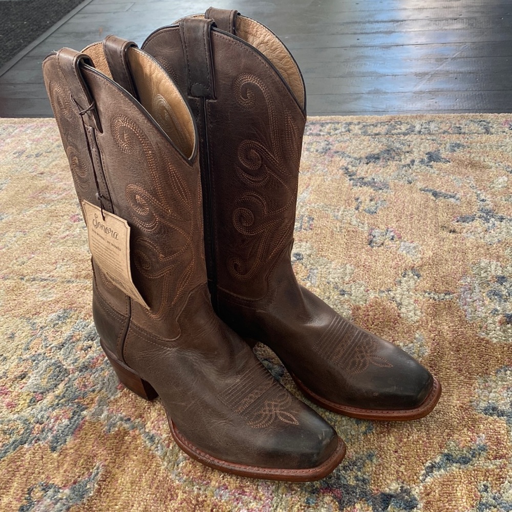 Cute cowgirl boots. With tags still on! Never worn!